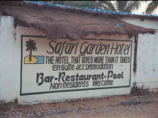Ingang van het Safari Garden Hotel